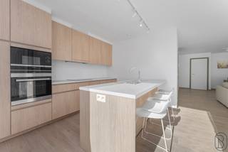 À l’angle de la Kortrijkstraat et de la Harelbeekstraat se trouve la résidence Sint-Amandus : un superbe projet neuf comprenant 23 appartements et 2 surfaces commerciales. Grâce à son emplacement central, tout près de la Grand Place, vous profitez de toutes les commodités à portée de main – du boulanger et boucher aux restaurants conviviaux et commerces.<br /><br />Les appartements sont spacieux, lumineux et finis avec des matériaux de qualité durable. De grandes baies vitrées laissent entrer une abondance de lumière naturelle et offrent une vue sur un magnifique jardin intérieur verdoyant. Les terrasses ensoleillées (jusqu’à 36 m²) constituent un lieu idéal pour se détendre dans cette oasis de tranquillité.<br /><br />Quelques atouts majeurs :<br /><br />finitions entièrement au choix<br /><br />écoénergétique et durable<br /><br />possibilité d’acquérir un emplacement de parking en sous-sol avec borne de recharge(option)<br /><br />commerces et services accessibles à pied<br /><br />magnifique jardin intérieur, véritable poumon vert<br /><br />✨ De plus, à l’achat de cet appartement, vous pouvez bénéficier du taux de TVA réduit de 6 % (sous condidtions – une occasion unique d’investir à prix avantageux dans un logement de qualité !<br /><br />Ce SAMEDI 27 SEPTEMBRE de 10h00 à 18h00<br />Journée portes ouvertes exclusive : découvrez votre appartement de rêve ou assistez à une session d’information pour investisseurs !<br />👉 Une visite à ne pas manquer.<br /><br />Réservez dès maintenant l’une des dernières places :<br />📞 Justine – 0468 06 48 19<br />📞 Guido – 0475 70 36 19