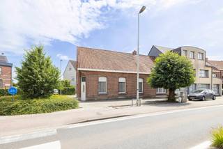 Te renoveren woning met mogelijkheid tot 4 slaapkamers nabij het centrum van Nijlen.<br /><br />Indeling GLV: inkom, woonkamer, keuken, inpandige garage, achterbouw voor berging of dergelijke. <br /><br />1V: mogelijkheid tot 4 slaapkamers en/of badkamer. <br /><br />Vergunning reeds aanwezig! Alle plannen zijn hiervan beschikbaar.<br /><br /><br />Algemeen: <br /><br />- Aansluiting gas reeds aanwezig<br />- Centrale ligging nabij centrum Nijlen<br />- Renovatieverplichting<br /><br />
<p>Bekijk zeker de 360° rondgang via onze website (+ mogelijkheid tot opmeten en ontmeubelen).<br />Alle attesten zijn beschikbaar onderaan op onze website. <br />Voor meer info of een bezoek: 0472 22 22 77 of thomas@solittvastgoed.be.</p>