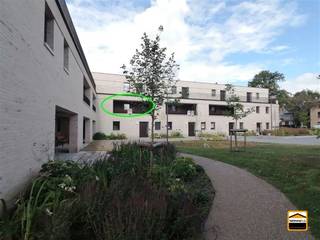 <p><span>Prachtige assistentiewoning in een zeer aangename residentie te Borgloon</span></p><p><span>met kelderberging en ondergrondse autostaanplaats.</span></p><p><span> </span></p><p><span>Omdat er een tijd komt om welverdiend te genieten, en kleine of grotere zorgen uit handen te </span></p><p><span>geven, deze prachtige assistentiewoning.</span></p><p><span> </span></p><p><span>Enkele stevige pijlers: </span></p><p><span> </span></p><p><span>- </span><span>WONEN OP EEN PRACHTIGE LOCATIE:</span></p><p><span>In deze Assistentiewoning geniet U van rust en privacy, of van het sociale contact met uw buren </span></p><p><span>waartussen U woont, zoals U dat zelf wenst en wanneer U dat wenst. </span></p><p><span>Ook de ligging wordt met zorg bepaald: in het centrum en toch in het groen. Bruisend groen!</span></p><p><span>Op wandelafstand treft u winkels, openbaar vervoer en horecagelegenheden.</span></p><p><span> </span></p><p><span>- </span><span>ZORG A LA CARTE:</span></p><p><span>Met deze assistentiewoning kiest U voor een nieuwe thuis die U in staat stelt om zo lang mogelijk </span></p><p><span>zelfstandig te wonen, met zorg op maat, afgestemd op wat U op dat moment nodig heeft.</span></p><p><span>Inclusief ondersteuning van een woonassistent, aandacht voor veiligheid en comfort, dag en nacht <br />medische bijstand. </span></p><p><span> </span></p><p><span>- </span><span>WAT IS O.A. INBEGREPEN IN DE PRIJS?</span></p><ul><li><span>Genot van de assistentiewoning;</span></li><li><span>Ondersteuning door de woonassistent;</span></li><li><span>Onderhoud van de gemeenschappelijke ruimte;</span></li><li><span>Onthaaldiensten;</span></li><li><span>24/24 permanentie via het noodoproepsysteem;</span></li><li><span>Noodinterventies,</span></li><li><span>Wegbrengen van huisvuil;</span></li><li><span>Activiteiten;</span></li><li><span>Noodoproepsysteem;</span></li><li><span>Onderhoud tuin;</span></li><li><span>Opschilderwerken na vertrek.</span></li></ul><p><span> </span></p><p><span>- </span><span>INDELING</span></p><p><span>Inkomhal, Badkamer, Slaapkamer, Leefruimte met open keuken, Berging, Kelderberging, </span></p><p><span>ondergrondse autostaanplaats</span></p><p><span> </span></p><p><span>Prijszetting per dag<br /></span><span>Woon component: 24,04 euro</span></p><p><span>Zorg/dienst component: 13,22 euro<br />= totale dagprijs van 37,26 euro - korting van 1,82 euro = 35,44 euro per dag<br /></span><span>Totale prijs per maand (31dagen) = 1098,64 euro</span></p><p><span><br /></span><span>+ huurprijs van de kelderberging: 29,18 euro per maand</span></p><p><span> </span></p><p><span>Er is ook een mogelijkheid voor het bijhuren van een autostaanplaats (88,63 euro/maand).</span></p><p><span> </span></p><p><span>Wenst U meer informatie over deze woning of een bezichtiging?<br />Contacteer ons op 012 26 22 05 of info@hetimmohuis.be.</span><span> </span></p><p><span> </span></p><p><span> </span></p>