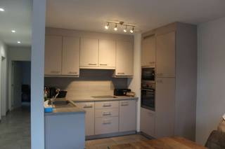 Appartement op de eerste verdieping, met groot terras.<br />Gelegen in het centrum van Wuustwezel.<br /><br /><span>Indeling:</span><br /><span>inkomhal met vestiaire, living met open keuken (volledig ingericht) en aansluitend groot terras, wc, berging, 2 slaapkamers, badkamer ;</span><br /><span>carport en berging.</span>