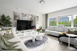 Dit appartement op de eerste verdieping maakt deel uit van een residentie uit 2005, gelegen aan de gekende Sint-Lievenslaan. Dankzij deze centrale ligging bevindt u zich op korte afstand van het centrum van Gent, dat vlot bereikbaar is te voet, met de fiets en via het openbaar vervoer. Winkels, scholen en andere dagelijkse voorzieningen bevinden zich in de nabije omgeving, terwijl ook de belangrijkste invalswegen slechts enkele minuten verwijderd zijn.<br /><br />Bij het betreden van het appartement komt u terecht in de inkomhal die uitgeeft op de lichtrijke leefruimte. Hier is voldoende plaats voorzien voor een gezellige woon- en eetkamer. Aansluitend bevindt zich de praktische keuken. Verder verbindt de hal de badkamer en de twee volwaardige slaapkamers. Via één van de slaapkamers heeft u toegang tot het aangename terras.<br /><br />Daarnaast beschikt het appartement over een privatieve staanplaats op de kelderverdieping, verplicht aan te kopen aan €30.000.<br /><br />Heeft dit centraal gelegen appartement met twee volwaardige slaapkamers en een gezellig terras uw interesse gewekt? Neem dan zeker contact op met Brent voor meer informatie of het inplannen van een bezoekmoment via brent@immofrancois.be. Tot binnenkort!<br /><br />