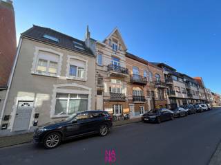 Charmante en authentieke rijwoning, deels te renoveren, gelegen vlak in het centrum van Knokke-Heist op enkele passen van het strand en het station. Momenteel is de woning ingedeeld in 4 verhuurde appartementen.