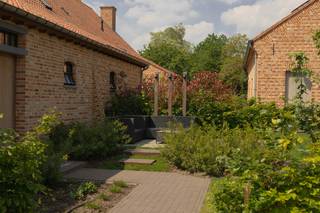 <p>Prachtige halfopen woning met 3 slaapkamers te huur in Peer:</p><ul><li><strong>Indeling gelijkvloers</strong>: inkomhal, woonkamer, eetkamer, keuken, toilet, kelder, berging en garage</li><li><strong>Indeling eerste verdiep</strong>: nachthal, bureel, badkamer en 3 slaapkamers</li><li>Topligging nabij fiets- en wandelroutes</li><li>Zeer energiezuinig EPC: A</li><li>Vloerverwarming</li><li>Ventilatiesysteem</li><li>Zonnepanelen</li><li>Luxe afwerking</li><li>Mogelijkheid om een laadpaal te installeren in de garage</li><li>Beschikbaar vanaf 15/07/2026</li><li>75€/maand: onderhoudskosten voor de tuin</li></ul>