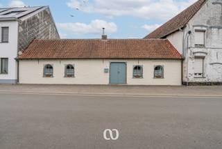 SCHRIJF JE IN VOOR HET EERSTE BEZOEKMOMENT VAN DONDERDAG 2 APRIL VIA ONZE WEBSITE!<br /><br />Ben jij op zoek naar een charmante en authentieke woning met een grote aangelegde tuin, vlakbij het centrum van Oudenaarde? Gevonden!<br /><br />De rustige maar vlot bereikbare ligging, de mooie authentieke elementen en de ruime, verzorgde tuin maken van deze woning een echte thuis voor wie karakter en comfort wil combineren.<br /><br />INDELING:<br /><br />GLV:<br />Je komt de woning binnen via de ruime inkomhal. Van hieruit heb je toegang tot het gastentoilet, een praktische wasplaats en de gezellige leefruimte. De leefruimte sluit mooi aan op de keuken, vanwaar je geniet van een aangenaam zicht op het terras en de tuin. Verder bevindt zich op het gelijkvloers nog een grote slaapkamer met een eigen badkamer en toilet.<br /><br />1eV:<br />Op de eerste verdieping vind je een ruime kamer onder het dak. Deze ruimte kan perfect dienen als extra slaapkamer, bureau of hobbyruimte.<br /><br />Zie jij jezelf hier al wonen in alle rust, en toch vlakbij het centrum? Aarzel dan zeker niet en plan vandaag nog je bezoek in!