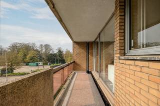 <p>Dit appartement is gelegen op de tweede verdieping van een verzorgd gebouw met lift, aan de Hovesesteenweg in Boechout.</p>
<p>Bij binnenkomst kom je in een ruime inkomhal die toegang biedt tot de verschillende ruimtes. De lichtrijke woonkamer, met toegang tot het aangenaam terras, sluit naadloos aan op de keuken. Deze is uitgerust met een praktische, kleine berging. Verder beschikt het appartement over twee volwaardige slaapkamers, een apart toilet en een badkamer die in 2025 nog werd aangepast. Daarnaast is er nog een extra berging aanwezig in het appartement.</p>
<p>Extra opslagruimte is voorzien via een privatieve kelderberging.</p>
<p>Het appartement dient opgefrist te worden, maar beschikt wel over conforme elektriciteit. In het gebouw werden reeds belangrijke werken uitgevoerd, waaronder de vernieuwing van het dak.</p>
<p>Bij het appartement hoort bovendien een ondergrondse staanplaats, dewelke inbegrepen is in de prijs.</p>
<p><strong>Enkele troeven op een rij:<br /></strong>✔️ Conforme elektriciteit<br />✔️ Ondergrondse staanplaats inbegrepen<br />✔️ Gunstige ligging<br />✔️ Dak van het appartementsgebouw werd reeds vernieuwd.</p>
<p>Plan jouw bezoek in via 0492 83 88 19 of jarno@groepvanhaute.be</p>