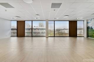 In Zwevegem treffen we deze kantoren vlakbij af- en oprittencomplex E17  ZwevegemKantoorruimte van 251 m2  met zeer vlotte verbinding naar E17 en...