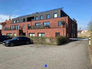 Mooi appartement (80m²) op de 1ste verdieping met 2 slaapkamers, terras, garage & autostaanplaats.Beschikbaar vanaf 15 mei 2026.Rustig & centraal...