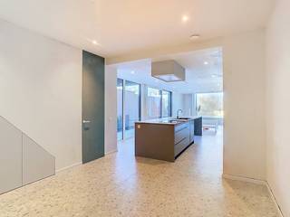 Deze gerenoveerde woning bevindt zich in de Komstraat, nabij het stadscentrum van Poperinge, op wandelafstand van winkels, scholen en...