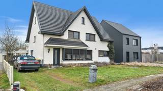 <p>Deze charmante gerenoveerde woning in Morkhoven biedt een perfecte mix van modern comfort en authentiek karakter. Bij het betreden van de woning komt u in de ruime inkomhal die directe toegangs verleent tot de gezellige leefruimte. In de leefruimte is er een volledig ingewerkt Dolby surround systeem. Aansluitend bevindt zich de volledig ingerichte eetkeuken, uitgerust met moderne apparatuur en afgewerkt met hoogwaardige materialen, ideaal voor culinaire liefhebbers.</p>
<p>Op het gelijkvloers vindt u daarnaast een multifunctionele ruimte die kan dienen als bureau of extra slaapkamer, afhankelijk van uw behoeften. Er is tevens een praktische wasplaats met toilet aanwezig.</p>
<p>Via de trap bereikt u de bovenverdieping, waar 3 ruime slaapkamers zijn ondergebracht. De badkamer is voorzien van een wastafel en een douche. Bovendien is er een extra kamer die perfect kan worden omgevormd tot een 2e badkamer (voorzieningen zijn getroffen) of als 4e slaapkamer gebruikt kan worden. Alle slaapkamers zijn voorzien van internet-aansluiting.</p>
<p>De zolderverdieping is een verrassend ruime polyvalente ruimte die naar wens kan worden ingericht als extra slaapkamer, muziekruimte, hobbykamer of opslagplaats.</p>
<p>Op het dak werden nieuwe dakpannen gelegd met levenslange garantie alsook nieuwe balken en panlatten. Deze werden voorzien van 30 cm isolatie.</p>
<p><span>Buitenruimtes en bijgebouwen</span></p>
<p>De woning beschikt over een praktisch bijgebouw voor het stallen van fietsen en andere benodigdheden. Het overdekte terras nodigt uit tot ontspanning en biedt de perfecte setting voor een gezellige loungeruimte met barbecue.</p>
<p>Achter het overdekte terras bevindt zich een zeer ruim bijgebouw, dat ooit dienst deed als diamantslijperij. Dit unieke pand bevat nog steeds de authentieke materialen van toen, wat een bijzonder nostalgisch karakter aan de ruimte geeft en tal van gebruiksmogelijkheden biedt.</p>
<p><span>Uitgevoerde renovaties</span></p>
<p>Deze woning is zorgvuldig gerenoveerd met oog voor kwaliteit en comfort:</p>
<p>2011: Vernieuwing van alle ramen, plaatsing van een moderne keuken, vernieuwing van de elektrische installatie (=conform, enkel plan dient nog opgemaakt te worden) en nieuwe vloertegels op het gelijkvloers. Er is uitgebreide isolatie aangebracht in de schuine muren, plafonds en tussenmuren voor optimale energie-efficiëntie en geluidsdemping.</p>
<p>2013: Installatie van aardgas. Daarnaast werd in het bijgebouw de oude vloer verwijderd en vervangen door een nieuwe beton- en werkvloer, wat de ruimte een frisse en functionele uitstraling geeft.<br /><br />Er worden weldra ook nieuwe koppelingen aan de riolering uitgevoerd ter verbetering van de straat!</p>
<p>Deze woning in Morkhoven is een unieke kans voor wie op zoek is naar een karaktervolle woning met moderne comfortelementen en een rijke geschiedenis. De aanwezigheid van meerdere bijgebouwen en een veelzijdige zolderruimte biedt tal van mogelijkheden voor wonen, werken en ontspanning.</p>
<p><em><strong>Bent u op zoek naar een veelzijdig en karaktervol pand met een unieke geschiedenis? Dan is deze gerenoveerde woning in Morkhoven zeker een bezoek waard!</strong></em></p>
<p>Bel ons op 014 72 83 77 ofwel rechtstreeks naar dossierverantwoordelijke Jasmine Tegenbos op het nummer: 0497 64 76 60.</p>