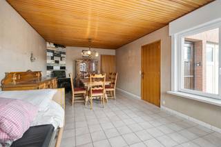 <p>Te koop: verrassend ruime gesloten woning in het centrum van Ooigem, met garage en aparte studio.</p>
<p> </p>
<p>Deze woning uit 1968 biedt heel wat ruimte, ideaal voor wie comfortabel wil wonen in het hart van de gemeente. Dankzij de centrale ligging zijn winkels, scholen en invalswegen vlot bereikbaar. De aparte studio in de woning biedt extra mogelijkheden, bijvoorbeeld voor een zelfstandige activiteit, gastenverblijf of tienerkamer.</p>
<p> </p>
<p>Belangrijkste ruimtes:<br />• Gezellige woonkamer<br />• Functionele keuken toegang tot de koer<br />• Vier slaapkamers, waarvan één in de aparte studio<br />• Twee badkamers<br />• Garage met directe toegang tot de woning<br />• Berging en zolder voor extra opslagruimte<br />• Tuin (70 m²) met privacy</p>
<p> </p>
<p>Troeven:<br />• Verrassend ruime woning met flexibele indeling<br />• Centrum ligging met garage<br />• Aparte studio in de woning</p>
<p> </p>
<p>Neem vandaag nog contact op met je ERA-makelaar voor een bezoek.</p>
<p> </p>
<p>JOUW DROOMHUIS. ZO GEVONDEN!</p>
