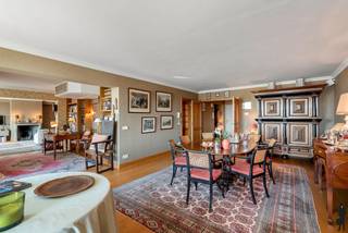 Schitterend, instapklaar appartement met een royale oppervlakte van maar liefst 244 m², voorzien van 3 slaapkamers, een dressing, 2 badkamers,...