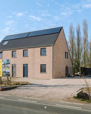 <p><span>W</span><span>AASMUNSTER </span><span>- Moderne Nieuwbouwwoning met landelijk uitzicht in Waasmunster</span></p><p><span> </span></p><p><span>Welkom in deze prachtige, nieuwbouw woning gelegen in het landelijke Waasmunster. </span></p><p><span>Dit eigentijdse pand biedt een perfecte combinatie van comfort, stijl en ruimte, ideaal voor gezinnen die op zoek zijn naar kwaliteit en mogelijkheden.</span></p><p><span> </span></p><p><span>BIJZONDERE TROEVEN IN EEN NOTENDOP</span></p><ul><li><span>Nieuwbouwwoning met hoogwaardige afwerking</span></li><li><span>Rustig en prachtig gelegen locatie in Waasmunster</span></li><li><span>Energievriendelijke woning - E-peil <30</span></li><li><span>Grote, zonnige tuin - perceel van maar liefst</span><span> 1.038 m²</span></li></ul><p><span> </span></p><p><span>WOONRUIMTE EN INDELING</span></p><p><span>De woning beschikt over een bewoonbare oppervlakte van 168 m², verdeeld over meerdere niveaus.<br />Op het gelijkvloers bevindt zich een ruime en lichtrijke open woon- en eetruimte met een moderne, volledig uitgeruste witte keuken, afgewerkt met kwalitatieve materialen. Grote raampartijen zorgen voor een overvloed aan natuurlijk licht en bieden een aangenaam zicht op de tuin.</span></p><p><span> </span></p><p><span>Verder is er een praktische berging voorzien, uitgerust met alle technieken: een lucht/water warmtepomp met vloerverwarming én koeling, 10 zonnepanelen en een ventilatiesysteem D.</span></p><p><span>Dankzij deze duurzame technieken geniet de woning van een zeer laag E-peil (E-peil <30)/</span></p><p><span> </span></p><p><span>SLAAPKAMERS EN SANITAIR</span></p><p><span>De woning beschikt over drie volwaardige slaapkamers, telkens voorzien van grote ramen die zorgen voor veel lichtinval en een mooi uitzicht op het omliggende groen.<br />De zolder biedt bijkomende mogelijkheden, zowel als bergruimte als voor verdere inrichting. <br /><br />De badkamer is modern ingericht en uitgerust met een inloopdouche, ligbad en dubbele lavabo. Zowel boven als beneden beschikt de woning over een apart toilet. </span></p><p><span> </span></p><p><span>BUITENRUIMTE </span></p><p><span>Het perceel van 1.038 m² is ruim! De tuin is bijzonder diep en geeft bovendien nog eens toegang tot een achterliggend bosperceel via een poortje.<br />Ook op het ruime en zonnige terras geniet u in alle rust van de omgeving. </span></p><p><span> </span></p><p><span>LOCATIE EN VOORDELEN</span></p><p><span>Gelegen in het groene Waasmunster combineert deze woning het beste van twee werelden: de rust en ruimte van het platteland, met een vlotte bereikbaarheid van voorzieningen en verbindingswegen.<br />De moderne architectuur, met een stijlvolle bakstenen gevel en hedendaagse dakafwerking, sluit perfect aan bij de huidige woonwensen. </span></p><p><span> </span></p><p><span>Deze woning vormt een unieke opportuniteit voor gezinnen die op zoek zijn naar ruimte, comfort en energiezuinig wonen. Bovendien hoeft u niet het hele bouwproces af te wachten maar kan u direct verhuizen!</span></p><p><span> </span></p><p><span>E-peil 30</span></p><p><span>Vraagprijs: 535.000 excl. btw -  </span><span>647.350 incl. 21% btw </span></p><p><span> </span></p><p><span>Contacteer Axel Lenaerts Waasland voor een bezoek ter plaatse - 03.256.29.55 of laura@axellenaerts.be</span></p>