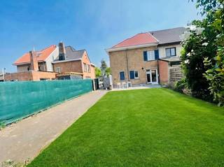 Assebroek in rustige straat, INSTAPKLARE CHARMANTE GEZINSWONING MET GROTE TUIN, GARAGE EN OPRIT.  Voortuin, oprit, afgesloten tuin met...