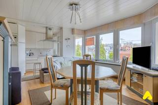 Cet appartement bien entretenu est situé au centre, à quelques pas de la plage, de restaurants agréables et de belles boutiques. Grâce à la proximité des Dunes de Houtsaeger et du centre animé de La Panne, vous profiterez à la fois de la tranquillité et de l'animation.<br /> <br />Le salon lumineux avec son parquet chaleureux dégage immédiatement une atmosphère chaleureuse et se connecte parfaitement à la cuisine ouverte et entièrement équipée avec four combiné et lave-vaisselle - idéal pour ceux qui aiment le confort et la commodité. La salle de bains rénovée dispose d'une douche et une toilette modernes, et les deux chambres à coucher sont également agréablement et fonctionnellement meublées.<br />Une terrasse ensoleillée offre un bel espace extérieur pour profiter de chaque moment libre, et grâce à la chaudière de chauffage central récemment mise à jour et au score EPC favorable, vous ne vivrez pas seulement ici avec style, mais aussi de manière économe en énergie.mais aussi économe en énergie.<br />Une opportunité idéale pour ceux qui recherchent une résidence secondaire au bord de la mer ou un investissement rentable.<br /><br /><strong>ATOUTS :</strong><br />- Situation centrale <br />- Score PEB favorable <br />- Salle de bains rénovée 