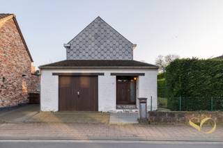 <p>Wij stellen u deze volledig te renoveren viergevelwoning van ±188 m² voor, gelegen op een goede locatie in de Meersstraat 183 te Ternat (Sint-Katherina-Lombeek), met een vlotte bereikbaarheid naar belangrijke invalswegen, scholen, winkels en openbaar vervoer.Gebouwd rond 1965 beschikt deze woning momenteel over 3 slaapkamers met de mogelijkheid om een zolder aan de tuinkant in te richten (26 m²). Op het gelijkvloers vindt u een inkomhal, een woonkamer (30 m²), een eetkamer (15 m²), een keuken (9 m²), een stockageruimte/atelier (26 m²), een garage (26 m²) en een afzonderlijk toilet. Een terras en een zuidgerichte tuin (7a 50ca) vervolledigen het gelijkvloers. De eerste verdieping bestaat uit 3 slaapkamers (15 m², 14 m² en 9 m²) en een badkamer met toilet (8 m²). De zolder/duivenkot is toegankelijk via de stockageruimte en kan volledig naar wens ingericht worden. Verwarming op gas. Houten ramen. EPC: F (renovatieverplichting) en elektriciteit niet conform. Een woning met veel potentieel in een groene omgeving. IDEAAL VOOR IEDEREEN.</p>