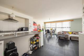Appartement van 93m² met o.a. 2 slaapkamers, staanplaats en ruim terras nabij het centrum van Turnhout. EPC A (89kWh/m²), elektriciteit...