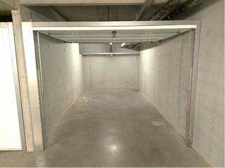 Deze gesloten garagebox bevindt zich in de residentie 'Nieuwendamme' te Nieuwpoort.<br />De garage is gemakkelijk toegankelijk.<br /><br /><u>De afmetingen zijn als volgt:</u><br />Breedte: 2,8m<br />Diepte: 5,3m<br /><br /> 