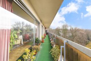 In het hart van het gegeerde Parc Brugmann biedt dit hoekappartement op de 6e verdieping van een verzorgd gebouw uit de jaren 70 alles wat men zoekt in Brussel: licht, groen en ruimte.<br />Vanaf de inkomhal valt de helderheid meteen op. De grote raampartijen baden de parketwoonkamer van ±35 m² in natuurlijk licht en vormen een mooie overgang naar buiten. Momenteel staat de leefruimte open in verbinding met een derde slaapkamer of bureau, ideaal voor thuiswerk of een gezellige leeshoek. Met ±120 m² bewoonbare oppervlakte en vooral ±36 m² terrassen op het zuidwesten, leeft u hier van ’s morgens tot zonsondergang ook buiten. Het uitzicht is open, groen en rustgevend — een echte luxe in de stad.<br />De uitgeruste keuken, deels open te maken naar de leefruimte, zorgt voor een vlotte en aangename circulatie. Het nachtgedeelte omvat twee slaapkamers met buitentoegang en twee badkamers, wat uitzonderlijk comfort biedt voor zowel een gezin als gasten.<br />Binnenstaanplaats + kelder: praktisch in het dagelijks leven en bijzonder waardevol in de buurt. EPC C. Kosten: ± 375 €/maand (gemeenschappelijke kosten - exclusief verbruik) + 33 €/maand (reservefonds).<br />Een lichtrijk, ruim appartement omringd door groen, in een van de meest gegeerde woonomgevingen van Brussel. Een woning om te beleven, niet alleen om te bezoeken.<br />
<p><span>6e verdieping</span> : Lot Q3 – Blok III (aandelen: 75/10.000)</p>
<ul>
<li>Inkomhal met vestiaire</li>
<li>Toilet</li>
<li>Woonkamer op parket van ± 35 m² (momenteel samengevoegd met de 3e slaapkamer)</li>
<li>Toegang tot de zuidwestgerichte terrassen (± 36 m²)</li>
<li>Uitgeruste keuken van ± 13 m², deels open te maken</li>
<li>Nachthal</li>
<li>Slaapkamer van ± 15 m² op parket met buitentoegang</li>
<li>Slaapkamer van ± 11 m² op parket met buitentoegang</li>
<li>Badkamer (bad, douche, dubbele lavabo)</li>
<li>Badkamer (bad, lavabo)</li>
</ul>
<p><span>Gelijkvloers</span> : Kelder nr. 27</p>
<p><span>1e kelderverdieping</span> : Blok II (aandelen: 3/10.000) Binnenparkeerplaats nr. 156 (+ 25.000 €)</p>