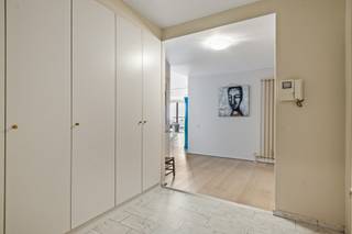 Dit appartement is gelegen in “Residentie Hertogenpark”.<br /><br />Bij het binnenkomen in het appartement heb je een ruime inkomhal. Aan de linkerzijde is er een vestiairekast, perfect om jassen en schoenen op te bergen. Rechts bevindt zich eveneens een gastentoilet met handenwasser en een zeer ruime berging / wasplaats.<br />Als je verder loopt, kom je in de lichte woon- en eetkamer met open geïnstalleerde keuken. De ruimte is overweldigend licht dankzij de grote ramen die uitkijken op het terras, gericht op het Zuid-Westen. De open keuken sluit naadloos aan op de woonkamer. Het is een moderne, volledig uitgeruste keuken met ingebouwde koelkast, oven, kookplaat, vaatwasser, enz… .<br /><br />Als je door de nachthal loopt, bereik je de logeerkamer van 5,52m x 2,20m met aansluitend een uitgeruste douchekamer.<br />De hoofdslaapkamer is 4,03m x 3,40m met <u>aansluitend een dressingruimte</u> (met 2 ingemaakte kasten van 4 deuren elk). De ensuite badkamer heeft een mooi modern lavabomeubel met dubbele spoeltafel, opbergschuiven en spiegelkastjes, een grote opberghangkast, een privatieve toilet en een ligbad.<br /><br />Tenslotte, op niveau -1 vind je een ruime kelder +/-9m², <u>welke is inbegrepen in de verkoopprijs.</u><br /><br />Mogelijkheid tot aankoop van een ondergrondse autostaanplaats aan € 25.000,-.<br /><br /><strong>Zeer gunstig EPC score 107kWh/m² jaar = net een B score!<br />Conform elektriciteitsattest en een gunstig asbestattest. </strong><br /><br />Door de bouwwijze (dikke betonnen muren, plafond en vloeren) en de ligging ervaar je binnen in het appartement een totale stilte en rust. Voor de hoogte is het voor een groot deel van het jaar aangenaam vertoeven op het terras.<br />Overal in het appartement ligt een doorlopende parketvloer, behalve in de inkomhal, waar marmer ligt en in de badkamers en de keuken waar gekozen is voor onderhoudsvriendelijke materialen.<br /><br /><strong><u>Woordje uitleg over deze unieke Residentie:</u></strong><br /><strong><em>Residentie ‘Hertogenpark’</em></strong><em> of hoe wonen resideren wordt!<br /><strong>Op 100 meter van de Jan Van Rijswijcklaan en in de Markgravebuurt bevindt zich deze hoogstaande Residentie ‘Hertogenpark’. Wonen met een hotelgevoel is hier de standaard. De royale inkomhal, die trouwens volledig vernieuwd werd maakt dit al van bij het binnenkomen van het gebouw duidelijk. Het gemeenschappelijke binnenzwembad en de aansluitende saunaruimte zorgen voor ontspanning, net als de lounge waar geregeld exposities en kleinschalige concerten plaatsvinden voor de liefhebbers. Eveneens is er in de ondergrondse garage een ruime wasplaats voor de wagen! Ook het comfort van de bereikbare conciërge is niet te onderschatten: pakjes worden in ontvangst genomen, het gebouw wordt tot in de puntjes verzorgd en het afval wordt op elke verdieping gesorteerd en verzameld. De mobiliteit is bovendien ideaal: vlakbij de invalswegen om vlot in en uit de stad te rijden, op wandelafstand van openbaar vervoer en met allerlei winkels op enkele stappen van het appartement.<br />De veiligheid, orde en netheid welke door de 2 conciërges dagelijks wordt opgevolgd en welke beurtelings van dienst zijn zorgen voor een rustige, sfeervolle en aangename bewoning. De beveiligde ondergrondse parkings en de grote terrassen geven een perfecte samensmelting van luxe en comfort. Mensen die niet de zorg van een villa willen, maar wel de geborgen luxe van een residentieel appartement, vinden in de Residentie precies wat ze zoeken.</strong></em><br /><br /><br /> 