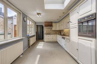 Cette maison est située dans le centre de Kruibeke dans la Baselstraat 51, donc facilement accessible et proche du centre et de tous les...