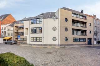 Met 131 m² bewoonbare oppervlakte op het gelijkvloers mogen we dit appartement terecht ruim noemen. Het appartement is ideaal voor wie op zoek is...
