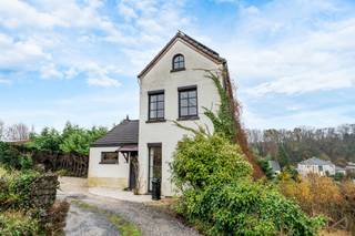 HOEILAART – HOGE HEIDE – Charmante 4-gevel woning van 205 m² (volgens EPC) met tal van mogelijkheden. De woning is als volgt ingedeeld: op het gelijkvloers: een inkomhal met toilet en doucheruimte, een keuken van +/- 12 m² en een lichtrijke open leefruimte van +/- 32 m², evenals een veranda met vrij uitzicht op de natuur. Op de eerste verdieping: 2 mooie slaapkamers van +/- 16 & 13 m². Op de tweede verdieping: een zolder van +- 32 m² die kan worden omgevormd tot een 3e slaapkamer, speelkamer, bureau… Op tuin-niveau: een extra ruimte van +- 27 m² met diverse mogelijkheden (vrij beroep, ontspanningsruimte, aparte studio, ...), een ruime wasplaats en een kelder. Buiten vindt u een terras van +- 22 m² dat uitgeeft op de tuin van +- 900 m², meerdere parkeerplaatsen en een aparte garage. Verdere informatie: EPC C 286 kWh (m² jaar) – laadpaal voor elektrische voertuigen – elektriciteit in conformiteitsprocedure – 16 zonnepanelen. Stedenbouwkundige informatie: overstromingsgebied: neen, bouwvergunning: ja, verkavelingsvergunning: neen, voorkooprecht: neen, gerechtelijke maatregelen: neen, stedenbouwkundige bestemming: agrarisch gebied. Deze charmante woning wacht alleen nog op u… Meer informatie of een bezoek? Contacteer WE INVEST OVERIJSE op 02/455.20.35 of via e-mail overijse@weinvest.be !!! Niet-contractuele advertentie, onder voorbehoud van wijzigingen. Afmetingen louter ter indicatie.