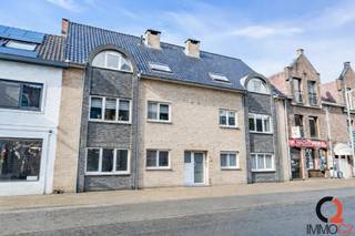 <p><strong>Ruim gelijkvloers appartement met 2 slaapkamers en terras in het centrum van Beverlo<br /><br /></strong>Pal in het centrum van <strong>Beverlo</strong> bevindt zich dit ruime en lichtrijke gelijkvloerse appartement met twee slaapkamers en een gezellig terras van ca. 15 m². Dankzij de centrale ligging geniet u van alle voorzieningen op wandelafstand.<br /><br /><strong>Indeling<br /></strong>+ Inkomhal / nachthal met vestiaireruimte<br />+ Apart gastentoilet met handenwasser<br />+ Ruime en lichtrijke leefruimte met zithoek en eethoek<br />+ Geïnstalleerde open keuken (koelkast, oven, keramische kookplaat en afzuigkap)<br />+ Berging / wasplaats met CV-installatie en aansluiting voor wasmachine en droogkast<br />+ Badkamer met dubbel lavabomeubel, ligbad en hoekdouche<br />+ Slaapkamer 1 met rechtstreekse toegang tot het terras<br />+ Slaapkamer 2<br />+ Terras van ca. 15 m²</p>
<p><strong>Extra troeven<br /></strong>+ Rolluiken in de slaapkamers<br />+ Ruime kelderberging (ca. 11 m²)<strong><br /></strong>+ CV-installatie recent vernieuwd<br /><strong>+ EPC: 200 kWh/m² – Label B</strong> (UC: 3834880)<br />+ Asbestveilig<br />+ Elektrische installatie niet conform AREI, enkel de schema’s ontbreken en een paar afdekplaatjes in de zekeringkast<br /><br />Autostaanplaats thv het terras <strong>verplicht bij aan te kopen (€10.000)</strong></p>
<p><strong>Ligging<br /></strong>Zeer centraal gelegen in het hart van <strong>Beverlo</strong>, met winkels, scholen en openbaar vervoer op wandelafstand. Het treinstation bevindt zich op ca. 1 km en de oprit van de <strong>E313</strong> ligt op slechts enkele minuten rijden.</p>