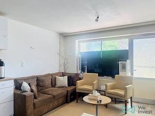 <p><span>Informatie & bezoeken: </span><span>anastasia.s@weinvest.be</span><span> | +32 2 315 77 22</span></p>
<p><span>Ideaal gelegen in de onmiddellijke nabijheid van winkels, scholen en openbaar vervoer (metro, tram en bus), evenals belangrijke verbindingswegen en het centrum van Brussel, biedt We Invest dit opbrengsteigendom aan met een uitstekend meerwaardepotentieel.</span></p>
<p><span>Het gebouw bestaat momenteel uit vijf erkende wooneenheden, als volgt verdeeld:</span></p>
<ul>
<li><span>1 studio</span></li>
<li><span>4 appartementen met één slaapkamer, waarvan één beschikt over een aangenaam terras</span></li>
</ul>
<p><span>Dit pand vormt een ideale opportuniteit voor een investeerder of projectontwikkelaar die een project met hoog potentieel wil realiseren in een wijk in volle ontwikkeling.</span></p>
<p><span>Het gebouw biedt momenteel een bruto rendement van ongeveer 8,5%, met een jaarlijkse huuropbrengst van €51.000.</span></p>
<p><span>Het gebouw dient volledig gerenoveerd te worden, wat de mogelijkheid biedt om de ruimtes opnieuw in te richten en aan te passen aan de huidige normen. Kleine regularisatie te voorzien.</span></p>
<p><span>Dankzij de indeling, de strategische ligging en de sterke huurvraag in de omgeving, vormt dit gebouw een uitstekende investeringskans, zowel op het vlak van vermogensopbouw als huurinkomsten.</span></p>
<p><span>Elektriciteit conform.</span><br /><span>EPC: E – CO₂-uitstoot: 63 kg/m²/jaar – Primair energieverbruik: 265 kWh/m²/jaar.</span></p>
<p><span>Een zeldzame kans om een opbrengsteigendom met groot potentieel te verwerven in een dynamische wijk van Brussel.</span></p>
<p><span>Contacteer ons vandaag nog om een bezoek te plannen! Mis geen van onze exclusieve aanbiedingen op WEINVEST.BE.</span></p>