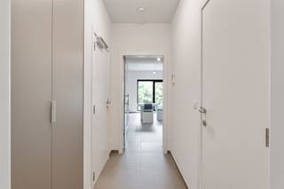 <p><span>À louer : Appartement en duplex flambant neuf, situé dans un emplacement très stratégique.</span></p><p><span>Cet appartement est situé aux deuxième et troisième étages d'une petite résidence. En passant par le vaste hall commun, on accède à cet appartement neuf doté de tout le confort nécessaire. </span></p><p><span> </span></p><p><span>L'appartement comprend un beau hall d'entrée avec des placards intégrés qui donne accès à un beau salon lumineux avec cuisine ouverte, très joliment aménagée et dotée de tout le confort nécessaire. À cet étage, on a également aménagé une première chambre avec salle de bains attenante comprenant une baignoire et une douche, ainsi que des toilettes pour invités. </span></p><p><span>Le troisième étage a été aménagé avec deux chambres supplémentaires et une salle de douche. Pour compléter cet appartement, un débarras privatif en sous-sol et une place de garage ont été prévus. </span></p><p><span>L’appartement est équipé de nombreuses technologies modernes et de panneaux solaires privés qui permettront sans aucun doute de maintenir les charges mensuelles à un niveau bas. </span></p><p><span>Vous recherchez un bel appartement situé à la périphérie de Tirlemont et disponible immédiatement ? Ne cherchez plus et prenez rendez-vous dès aujourd’hui pour visiter ce magnifique appartement. </span></p><p><span> </span></p>