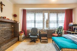 <p>Gezinswoning met mogelijkheid tot zelfstandige activiteit op topligging</p>
<p><span>Op zoek naar een ruime woning op een levendige en centrale locatie? Deze eigendom aan de markt van Geraardsbergen combineert comfort, ruimte en tal van mogelijkheden voor wie graag midden in het stadsleven woont.<br /></span><span>Op het gelijkvloers bevindt zich een veelzijdige ruimte die je volledig naar eigen wens kan invullen — ideaal als praktijk, bureau, speelruimte of atelier.<br /></span><span>De woning zelf is verrassend ruim en praktisch ingedeeld, met twee badkamers, een keuken en vijf volwaardige slaapkamers. Perfect voor grote gezinnen, co-housing of wie gewoon graag wat extra ruimte heeft.<br /></span><span>De aanwezigheid van een lift zorgt bovendien voor extra gebruiksgemak, zowel vandaag als in de toekomst.<br /></span><span>Een unieke kans voor wie ruim en centraal wil wonen met alles binnen handbereik.</span></p>
<p>Interesse? Contacteer Katrien vandaag nog voor een persoonlijke rondleiding.<br />0473/42.76.99 – katrien@cornelis-partners.be<br /><br /><strong>Vraagprijs: €299.000</strong></p>