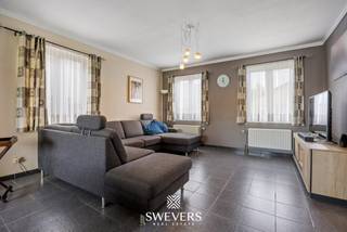 Voor meer info en foto’s, surf naar www.swevers.be – Deze ruime open bebouwing aan de Proenhofstraat 28 in Tongeren combineert een rustige, landelijke ligging met veel woonruimte en een groen uitzicht. De woning werd gebouwd in 1993, biedt 205 m² bewoonbare oppervlakte en staat op een royaal perceel van 11a 55ca. Op het gelijkvloers vind je een centrale inkomhal, een ruime woonkamer van 35,94 m² en een grote leefkeuken van 31,07 m², vernieuwd in 2015. Verder zijn er een praktische wasplaats/berging, een bureau en een afzonderlijk toilet. De eerste verdieping telt vier volwaardige slaapkamers van 14,45 m² tot 20,94 m². De badkamer, vernieuwd in 2010, beschikt over een ligbad, douche, wastafel en toilet. Een belangrijke extra troef is de volledig onderkelderde verdieping van maar liefst 105,62 m², ideaal voor stockage, hobby’s en andere praktische toepassingen. Daarnaast is er een garage van 24 m². Buiten geniet je van een noordoostelijk georiënteerde tuin, een overdekt terras en een groene, open omgeving. De tuin en oprit werden in 2019 vernieuwd. School en openbaar vervoer bevinden zich vlakbij, terwijl het centrum van Tongeren op circa 4 km ligt. Een instapklare gezinswoning met vier slaapkamers, bijzonder veel bergruimte en een rustige ligging. Voor meer informatie, bel 011 255 155. Bron bewoonbare oppervlakte: EPC – verslag.