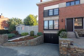 Verzorgde halfopen woning met 3 slaapkamers (meer mogelijk), tuin en ruime garage op een totale grondoppervlakte van 393m². (volledig onderkelderd...)
