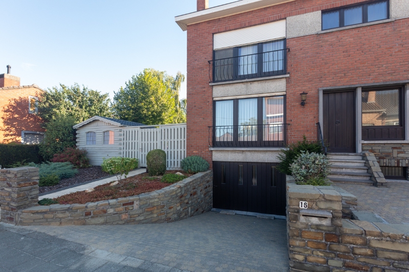 Verzorgde halfopen woning met 3 slaapkamers (meer mogelijk), tuin en ruime garage op een totale grondoppervlakte van 393m². (volledig onderkelderd...)