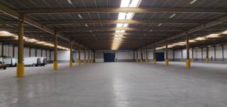 Entrepôt logistique à louer à Sint-Niklaas. La propriété de 6.567 m² a une construction en béton/métal, un toit plat, une hauteur libre de 5-8m,...