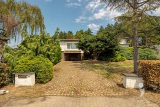 <p><span>Are you looking for a house with space, an excellent location, and plenty of renovation possibilities? Then this detached house from 1967, located along Liersesteenweg 322, is certainly worth a visit. </span></p><p><span> </span></p><p><span>With a </span><span>living area of no less than 218 m²</span><span> and a </span><span>plot of 9a 80ca (980 m²)</span><span>, this property forms the ideal basis for anyone looking to renovate a house entirely to their own taste. Thanks to the </span><span>eastern orientation</span><span>, you can enjoy pleasant natural light every morning and forenoon. </span></p><p><span> </span></p><p><span>Upon entering the house, you will find yourself in a </span><span>spacious and light-filled living area</span><span> with a dining area, where large windows provide pleasant daylight. From the living area, you have direct access to the terrace. The </span><span>functional kitchen</span><span> is nicely adjacent to this and can be fully modernized to meet contemporary living needs. </span></p><p><span> </span></p><p><span>Furthermore, the house features </span><span>three full-fledged bedrooms</span><span> and a </span><span>spacious bathroom</span><span> that is fully renovatable. Thanks to the generous dimensions, this space offers great potential for a contemporary and comfortable design. </span></p><p><span> </span></p><p><span>Additional assets include the </span><span>spacious cellar</span><span>, ideal for storage or hobby space, and the </span><span>garage</span><span>, which provides practical parking options and additional storage space. </span></p><p><span> </span></p><p><span>This property offers a unique opportunity for anyone looking for a spacious renovation project with a solid foundation and numerous possibilities. Make this property your dream home and give it a contemporary touch that perfectly matches your desires. </span></p><p><span> </span></p><p><span>Interested? Contact us today for a visit </span><span>at 016 15 31 15 or <span>info@immolivit.be</span></span><span> </span><span>and discover the potential of this spacious home for yourself. </span></p><p><span> </span></p><p><span> </span></p><p><span> </span></p><p><span> </span></p>