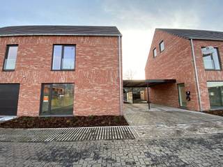 Energiezuinige nieuwbouwwoning met 3 slaapkamers, tuin, tuinberging, carport en autostaanplaats. Beschikbaar: onmiddellijk.Ligging: centraal gelegen...