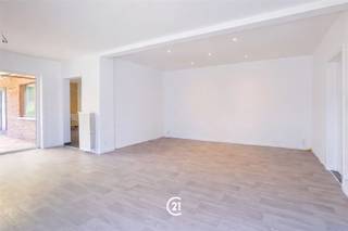 Welkom in deze gerenoveerde 3-gevel in Asse! Dit charmante gezinshuis biedt u alles wat u nodig heeft voor een comfortabel leven.De woning beschikt over een uitstekende indeling met 4 ruime slaapkamers, ideaal voor een gezin of als kantoor- en hobbykamers. Met een totale woonoppervlakte van 185 m² en een grondoppervlak van 465 m², hebt u voldoende ruimte en groeimogelijkheden. Het huis beschikt ook over een praktische garage voor het veilig stallen van uw wagen, fietsen en andere spullen.Binnenin vindt u met een moderne, lichte leefruimte met veel natuurlijk licht door grote ramen en deuren die uitkomen op het terras. De moderne keuken met ingebouwde apparatuur perfect is om lekkere maaltijden klaar te maken voor het hele gezin. Op de eerste verdieping bevinden zich drie ruime slaapkamers en een modern ingerichte badkamer. Aan ruimte geen gebrek. Als kers op de taart, werd de zolderverdieping volledig gerenoveerd en kan gebruikt worden als vierde slaapkamer, of als master bedroom. Buiten geniet u van een prachtige, zuid gerichte, tuin waar kinderen zonder zorgen kunnen spelen. Zeer goede ligging in een rustige buurt in Asse. Dit is een geweldige kans voor wie op zoek is naar een woning met veel mogelijkheden en comfort. Maak van deze woning uw nieuwe thuis!