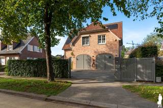 <p><strong>Exclusief karaktervolle villa met 4 slaapkamers, praktijkruimte, zwembad en aangelegde tuin nabij het centrum van Essen</strong></p>
<p>Deze recente, verzorgde en bijzonder ruime woning combineert <strong>comfort, privacy en een praktische gezinsindeling</strong> met een aangename tuin en zwembad. De beschikt over een afzonderlijke <strong>praktijk-/bureauruimte</strong>, royale leefruimtes, <strong>4 slaapkamers</strong>, 2 badkamers, een afgewerkte zolder, een inpandige garage en een volledig aangelegde tuin met meerdere terrassen.</p>
<p><strong>Gelijkvloerse verdieping</strong></p>
<ul>
<li>Ruime <strong>inkomhal</strong> met gastentoilet en handenwasser</li>
<li>Rechtstreekse toegang tot de <strong>praktijk-/bureauruimte</strong></li>
<li>Dubbele binnendeur tussen inkom-/traphal en leefruimte, voor extra <strong>privacy en geluidsdemping</strong></li>
<li>Royale <strong>woonkamer</strong> met open haard op hout</li>
<li>Openslaande deuren vanuit de leefruimte naar de tuin</li>
<li>Aansluitende <strong>eetkamer</strong></li>
<li>Keuken met inductiekookplaat, microgolfoven, stoomoven, vaatwasser, dampkap en dubbele spoelbak</li>
<li>Openslaande deuren vanuit keuken/eetkamer naar het terras</li>
<li>Aansluitende <strong>berging/wasplaats</strong> met deur naar buiten</li>
<li>Rechtstreekse toegang tot de <strong>inpandige garage</strong> met elektrische poort</li>
<li>Vloerafwerking in <strong>parket en natuursteen</strong></li>
</ul>
<p><strong>Eerste verdieping</strong></p>
<ul>
<li>Volledig afgewerkt met <strong>parket</strong></li>
<li><strong>4 slaapkamers</strong></li>
<li>Royale <strong>master bedroom</strong> met dressing</li>
<li>Ensuite badkamer met <strong>ligbad, douche, dubbele lavabo, toilet en sauna</strong></li>
<li>Tweede badkamer met <strong>inloopdouche en lavabo</strong></li>
<li>Apart toilet met handenwasser op de nachthal</li>
<li>Rolluiken in de kinderkamers</li>
</ul>
<p><strong>Tweede verdieping</strong></p>
<ul>
<li><strong>Volledig afgewerkte</strong> royale zolderruimte</li>
</ul>
<p><strong>Tuin en buitenruimte</strong></p>
<ul>
<li>Prachtig aangelegde en <strong>volledig ingesloten tuin</strong></li>
<li>Meerdere aangelegde perken en volwassen beplanting</li>
<li><strong>2 terrassen</strong> met keramische tegels</li>
<li>Verwarmd <strong>zwembad met warmtepomp</strong></li>
<li>Zwembad voorzien van rolluik met zonnelamellen en automatische chloorregeling</li>
<li>Tuinhuis met de technische voorzieningen van het zwembad</li>
<li>Elektrische toegangspoort</li>
<li>Laadpaal aanwezig</li>
</ul>
<p><strong>Bijzonderheden</strong></p>
<ul>
<li>Eerste eigenaar</li>
<li><strong>39 zonnepanelen</strong>,</li>
<li><strong>Batterij van 15 kWh</strong></li>
<li>Verwarming op gas d.m.v. convectoren en radiatoren</li>
<li>Ventilatiesysteem D</li>
<li>Houten ramen met vliegenramen</li>
<li>Regenwaterput van <strong>7.500 liter</strong> voor toiletten en buitenkranen</li>
<li>Kruipruimte onder de volledige woning</li>
<li>Alarm</li>
<li>Videofoon met bediening van de poort</li>
</ul>
<p><strong>Ligging</strong></p>
<p>Gelegen aan de <strong>Oude Baan in Essen</strong>, op korte afstand van <strong>scholen, winkels, het centrum van Essen en het station</strong>. Ook de Nederlandse grens en belangrijke invalswegen zijn vlot bereikbaar.</p>
<p><strong>Een bijzonder complete gezinswoning met praktijkruimte, 4 slaapkamers, wellness, zwembad en een fraai aangelegde tuin, op een centrale maar aangename locatie in Essen.<br /><br /></strong></p>
<p>Bewoonbare opp. 328 m² ref.: bruto vloeropp. EPC-certificaat</p>
<p><strong> </strong></p>