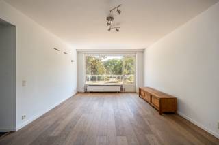 Ligging
Dit lichtrijke appartement bevindt zich op de eerste verdieping aan de Fruithoflaan 100 in Berchem. De woning is gelegen in een gezellige en gegeerde woonomgeving, gecombineerd met een uitstekende bereikbaarheid.
De Fruithoflaan vormt een belangrijke as binnen Berchem en bevindt zich in de nabijheid van diverse winkels, openbaar vervoer en een uitstekende verbinding met Antwerpen en de omliggende gemeenten.
Indeling
Het appartement beschikt over een ruime en lichtrijke living, waarbij de grote raampartijen zorgen voor veel natuurlijke lichtinval en rechtstreeks toegang bieden tot het terras, dat zich uitstrekt over de volledige breedte van het appartement. Aansluitend aan de leefruimte bevindt zich de volledig geïnstalleerde keuken.
Het appartement beschikt verder over twee volwaardige slaapkamers, die beide voldoende ruimte bieden voor een comfortabel slaap- of werkgedeelte. De moderne badkamer is uitgerust met een ruime douche. Daarnaast is er een apart gastentoilet, wat zorgt voor extra comfort.
Tot slot beschikt het appartement over extra kelderruimte, wat zorgt voor bijkomende praktische bergruimte.
Troeven
2 volwaardige slaapkamers
Aangenaam terras
Extra kelderruimte
EPC-label B – geen renovatieverplichting
Geen asbest
Vrij van huurders en instapklaar
Zeer vlotte bereikbaarheid