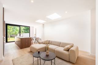 <p><span>Deze gerenoveerde woning is gelegen in een rustige staat middenin de gegeerde wijk rond het Boelaerpark. </span><span>Op wandelafstand vindt u winkels, scholen, openbaar vervoer en gezellige horecazaken, terwijl u dankzij de vlotte verbinding met de Antwerpse Ring en het stadscentrum overal snel geraakt. </span></p><p><span> </span></p><p><span>U betreedt de woning via de inkomhal. Rechts heeft u de ruime garage met automatische poort. Daarachter ligt de leefruimte met open keuken en aparte bureauhoek. De keuken is volledig geïnstalleerd met alle toestellen en kijkt uit op de grote tuin. De tuin is ca 90m² groot, heeft een oostelijke oriëntatie en kijkt achteraan uit op de hoge bomen van het Boelaerpark. </span></p><p><span> </span></p><p><span>Op de eerste verdieping vinden we 2 ruime slaapkamers, waarvan 1 uitgeeft op het aangename dakterras dat uitkijkt op de bomen van het Boelaerpark. Verder vinden we op de eerste verdieping nog de eerste badkamer met douche, dubbele lavabo en aansluiting voor wasmachine en droogkast. </span></p><p><span> </span></p><p><span>Boven zijn er nog 2 volwaardige slaapkamers en een badkamer met bad en douche. </span></p><p><span> </span></p><p><span>Ondergronds is er tevens nog een handige kelder. </span></p><p><span> </span></p><p><span> </span></p>