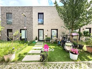 Ontdek deze instapklare, duurzame BEN-woning (Bijna-EnergieNeutraal) in een rustige, kindvriendelijke buurt in Zwevegem. Deze stijlvolle woning combineert hedendaags wooncomfort met een bijzonder laag energieverbruik, ideaal voor wie toekomstgericht wil wonen.<br /><br />Indeling:<br />Bij het binnenkomen betreed je een lichtrijke leefruimte met open keuken, voorzien van alle moderne toestellen. Dankzij de grote raampartijen geniet je hier van veel natuurlijk licht en een mooi uitzicht op de tuin. Verder heb je nog een praktische berging en een apart toilet.<br />Op de eerste verdieping bevinden zich drie slaapkamers, een apart toilet en een moderne badkamer met inloopdouche, bad en wastafel. <br /><br />Extra troeven:<br />- BEN-woning: energiezuinig, lage energiefactuur<br />- 3 slaapkamers<br />- Carport + tuinberging/fietsberging<br />- Volledig aangelegde tuin met terras<br /><br />Gelegen nabij winkels, scholen en vlotte verbindingen<br />Deze woning is de perfecte mix van comfort, duurzaamheid en een uitstekende ligging. De woning is verhuurd voor lange termijn dus ideaal voor investeerders.<br />Wens je een bezoek of meer info? Neem gerust contact op en ontdek zelf het wooncomfort van deze toekomstgerichte woning.