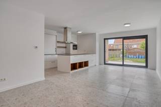 Deze prachtig gerenoveerde woning bevindt zich in een rustige woonwijk, op slechts enkele minuten van het centrum van Roeselare. Dankzij de doordachte indeling, kwaliteitsvolle afwerking en energiezuinige voorzieningen is deze woning volledig instapklaar.<br /><br /><strong>Indeling</strong><br />Op het gelijkvloers vinden we een inkomhal met gastentoilet en praktische berging. De leefruimte is lichtrijk en ruim, met een open indeling naar de moderne keuken.<br />De keuken van het merk DOVY is volledig uitgerust met hoogwaardige toestellen zoals een koelkast, oven, vaatwasser, dubbele spoelbak en dampkap. Het stenen werkblad, het keukeneiland en de talrijke opbergkasten maken van deze keuken een echte eyecatcher.<br /><br />Op de eerste verdieping bevinden zich twee ruime slaapkamers en een luxueus afgewerkte badkamer in marmerlook, voorzien van een inloopdouche, toilet en lavabomeubel.<br />Via een vaste trap bereik je de zolderverdieping, waar een derde ruime slaapkamer is ingericht.<br /><br /><strong>Energie &amp; Comfort</strong><br />Deze woning beschikt over een gunstig EPC-label B dankzij de aanwezigheid van dak-, muur- en vloerisolatie.<br />De combinatie van vloerverwarming en radiatoren, in combinatie met een hoogrendementsketel, zorgt voor een aangenaam binnenklimaat het hele jaar door.<br />Alle ramen zijn vernieuwd en voorzien van hoogrendementsglas. De elektriciteit is volledig conform.<br /><br /><strong>Buitenruimte</strong><br />De woning beschikt over een zonnige tuin met terras en een praktische buitenberging. Het perceel heeft een oppervlakte van 207 m².<br />De woning werd volledig geschilderd en voorzien van stijlvolle verlichting, wat bijdraagt aan het instapklare karakter.<br /><br /><strong>Ligging</strong><br />Gelegen in een rustige straat, doch vlakbij alle voorzieningen zoals bakkers, slagers, supermarkten en scholen. Ideaal voor wie rustig wil wonen met alle comfort binnen handbereik.<br /><br /><strong>Interesse?</strong><br />Contacteer ons vrijblijvend op het nummer 051 201 400 voor meer informatie of een bezoek ter plaatse.