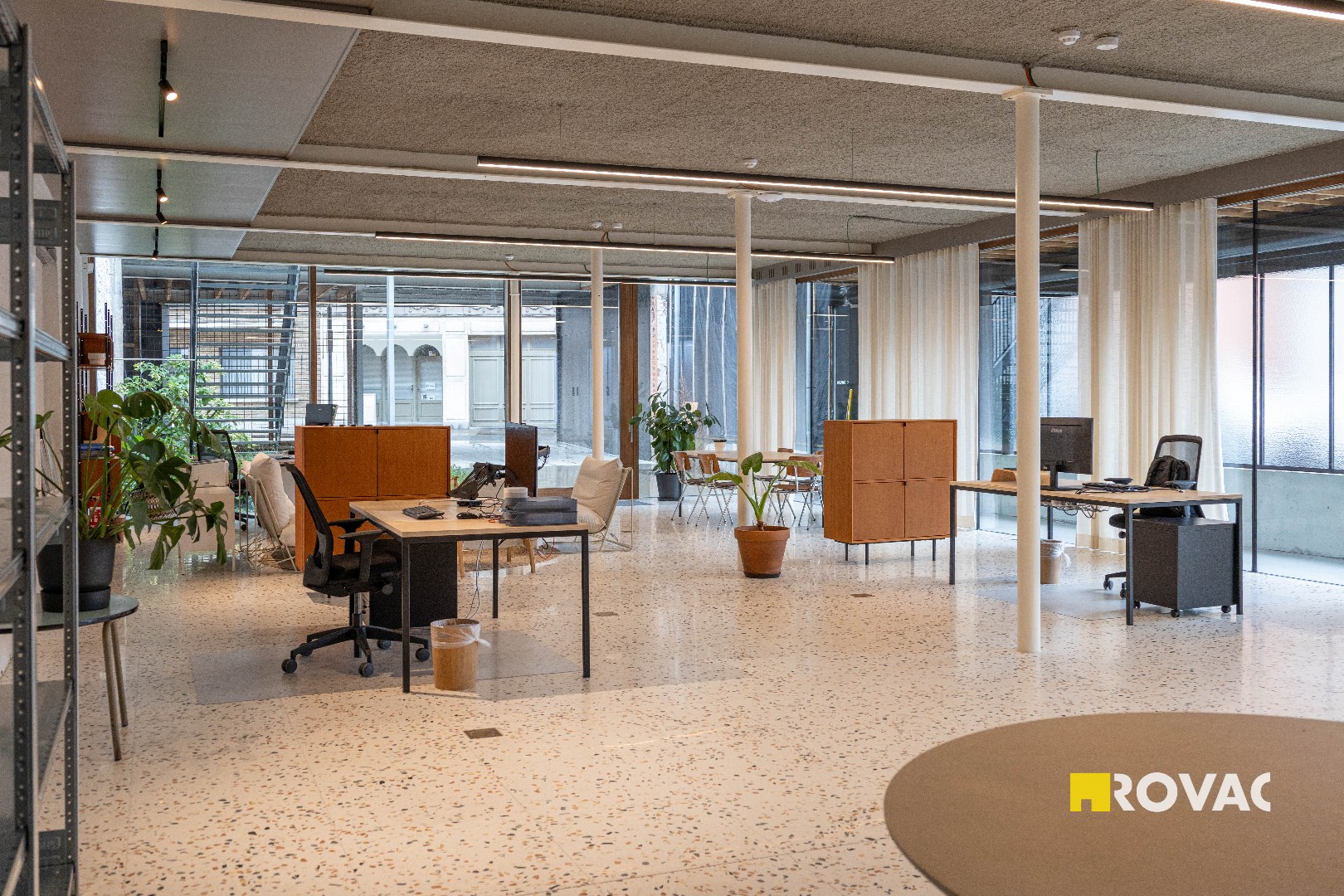 Stijlvolle en instapklare kantoorruimtes met binnentuin in centrum Izegem - foto 2