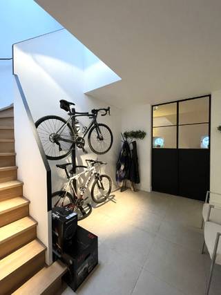Dit recent en luxueus afgewerkt appartement bevindt zich in een authentiek gebouw op een absolute topligging in het centrum van Gent.<br />Met een bewoonbare oppervlakte van maar liefst 180 m² biedt dit appartement alle comfort en ruimte. Via de inkomhal met vestiaire en gastentoilet komt u terecht in de ruime en lichtrijke leefruimte. De stijlvolle, volledig uitgeruste keuken sluit hier perfect op aan.<br /><br />Verder beschikt het appartement over: 2 volwaardige slaapkamers, waarvan één met ingemaakte kasten; een extra kamer, momenteel ingericht als sportkamer; een badkamer én aparte douchekamer; een open bureauruimte op de nachthal met ingemaakte kasten; 2 praktische bergingen; 2 aangename terrassen; een privatieve kelderberging.<br /><br />Extra troeven:
<ul>
<li>Luxueuze afwerking;</li>
<li>EPC: 89 kWh/m²;</li>
<li>Lift aanwezig in het gebouw;</li>
<li>Beschikbaar vanaf 01/07;</li>
<li>Algemene kosten: €60/maand;</li>
<li>Overdekte staanplaats aan €100/maand.</li>
</ul>
Een uniek appartement voor wie op zoek is naar ruimte, comfort en een toplocatie in Gent!