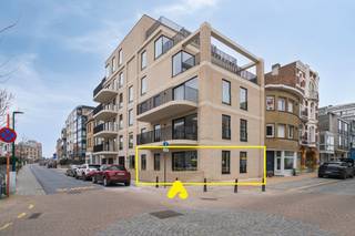 <u><em><strong>Appartement neuf au rez-de-chaussée avec spacieuse terrasse ensoleillée</strong></em></u><br /><br />Le projet <strong>'Houtsaeger'</strong> bénéficie d’une situation idéale à l’angle de la Meeuwenlaan et de la J. Demolderlaan à La Panne, à distance de marche du charmant quartier Dumont et du quartier authentique Houtsaeger. Grâce à cet emplacement à la fois central et paisible, la plage, les commerces, les restaurants, le marché ainsi que plusieurs espaces naturels se trouvent à proximité immédiate.<br /><br />Cet élégant appartement au rez-de-chaussée allie confort, luminosité et architecture contemporaine. Vous êtes accueilli dans un hall d’entrée donnant accès à un vaste et lumineux séjour. Les grandes baies vitrées apportent une abondance de lumière naturelle et créent une agréable sensation d’espace. La cuisine ouverte avec îlot central est réalisée avec des matériaux modernes et de qualité et s’ouvre harmonieusement sur la grande terrasse ensoleillée.<br /><br />L’appartement dispose de deux chambres à coucher complètes ainsi que d’une salle de bains moderne équipée d’une douche à l’italienne et d’un meuble double vasque. Une buanderie pratique avec raccordement pour machine à laver et espace de rangement supplémentaire complète l’ensemble.<br /><br /><strong>Le projet :</strong><br />Le projet comprend au total 9 appartements de qualité, proposant 2 à 3 chambres, répartis sur 6 niveaux. Chaque appartement dispose d’une terrasse spacieuse et a été conçu avec une attention particulière à la luminosité, à la performance énergétique et au confort de vie. Un local à vélos commun est prévu au rez-de-chaussée.<br /><br /><span><em><strong>Taux réduit de TVA de 6 %, sous réserve du respect des conditions suivantes :<br />- Domiciliation : l’acquéreur doit s’y domicilier officiellement<br />- Location de longue durée : le bien doit être destiné à une location de longue durée à des particuliers</strong></em></span><br /><br />En bref : Houtsaeger, c'est la qualité, l'efficacité énergétique et le confort de logement sur la côte.<br /><br /><span><em><strong>Attention : les photos avec une petite étoile en bas à droite sont générées par IA pour donner une meilleure idée de l’aménagement possible.</strong></em></span>
