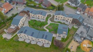 HERZELE - Ontdek <strong>Woonpark Truweel</strong>, een uniek woonproject in het hart van Herzele met 18 Bijna-Energie-Neutrale (BEN) woningen. Hier geniet je van toekomstgericht comfort, energiezuinig wonen en een aangename groene leefomgeving.<br /><br />
<h3><strong>Comfortabel & toekomstgericht wonen</strong></h3>
Elke woning is uitgerust met de <strong>nieuwste technologieën</strong> voor een <strong>maximaal wooncomfort</strong> en een minimaal energieverbruik: geothermische warmtepomp met koeling, zonnepanelen, vloerverwarming in alle leefruimtes, ventilatiesysteem D met warmterecuperatie, regenwaterput, laadvoorziening voor elektrische wagen,... De woningen zijn <strong>licht, ruim en functioneel ingedeeld</strong> met hoogwaardige afwerking. Elke woning beschikt over een <strong>privéparkeerplaats </strong>en een aparte berging, ideaal voor fietsen, tuinmateriaal of extra opslagruimte.<br /><br />
<h3><strong>Samen genieten van groen & ruimte</strong></h3>
Geniet van het beste van twee werelden: een <strong>ruime gemeenschappelijke tuin</strong> waar bewoners kunnen ontspannen, samenkomen of kinderen veilig kunnen spelen en <strong>een privé terras</strong> bij elke woning voor je eigen rustmomenten. Daarnaast is er een <strong>polyvalente ruimte</strong> op het domein, perfect als ontmoetingsplaats, coworking plek, of voor gemeenschappelijke activiteiten.<br /><br />
<h3><strong>Centrale ligging & slimme investering</strong></h3>
Dankzij de uitstekende verbindingen ben je in een mum van tijd in <strong>Aalst, Zottegem of Gent</strong>. Zo woon je rustig en groen, zonder in te boeten op mobiliteit. Door het gunstig E-peil geniet je bovendien van korting op de onroerende voorheffing gedurende de eerste vijf jaar. <br /><br />Kortom: wonen zoals het hoort. Duurzaam, comfortabel en verbonden!<br /><br />Ontdek jouw nieuwe thuis vandaag! <br />Bel ons voor meer informatie of een bezoek: <strong>053 / 60 65 60</strong>.