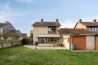 Deze woning is gelegen in een rustige woonwijk tussen Ranst en Lier. Van hieruit is er een vlotte verbinding met openbaar vervoer, auto en fiets...