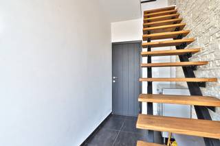 <p>Ruimte, licht en volop genieten van de zon.<span> Dat zijn de troeven die deze aangename gezinswoning meteen in het oog doen springen. Op een mooi zuidgericht perceel van 302 m² vindt u hier een ruime woning met circa 175 m² bewoonbare oppervlakte, een praktische indeling en een heerlijke omheinde tuin waar buitenleven centraal staat.<br /><br /></span><span>Bij het binnenkomen op het <strong>gelijkvloers </strong>voelt u meteen de ruimte. De leefruimte vormt het gezellige hart van de woning en bestaat uit verschillende aangename zithoeken. De gashaard zorgt voor extra sfeer, terwijl de lichtkoepels in de ruime living voor een overvloed aan natuurlijk daglicht zorgen. De open keuken sluit hier mooi op aan en is volledig uitgerust met kwalitatieve toestellen en heel wat kastruimte. Verder is er een praktische berging met spoelbak en aansluitingen voor wasmachine en droogkast. Een veranda achteraan brengt het binnen- en buitenleven mooi samen en biedt een aangenaam zicht op het terras en de tuin.<br /><br /></span><span>En die tuin is absoluut een troef. Het ruime betegelde terras loopt over in een onderhoudsvriendelijke, volledig omheinde zuidgerichte tuin waar u optimaal van de zon kunt genieten. Achteraan zorgen het tuinhuis en het overdekte terras voor een extra gezellige buitenplek, ideaal voor een loungehoek, een zomerse barbecue of lange avonden met familie en vrienden. Een aparte zij-inkom biedt bovendien handige extra ruimte voor fietsen of bergruimte voor allerhande spullen.<br /><br /></span><span>Op de <strong>eerste verdieping </strong>bevinden zich twee ruime slaapkamers, beide uitgerust met ingemaakte kasten, en een verzorgde badkamer met ligbad, lavabomeubel en hangtoilet.<br /><br /></span><span>De vaste trap brengt u naar de <strong>zolderverdieping,</strong> waar een ruime afgewerkte kamer werd ingericht. Deze ruimte kan perfect dienstdoen als derde slaapkamer, hobbykamer of thuiskantoor en beschikt bovendien over extra opbergruimte.</span></p>
<p><span>Een woning met verrassend veel ruimte, een gezellige sfeer en vooral een tuin om volop van te genieten. Kom zelf de mogelijkheden en het aangename woongevoel ontdekken.<br /><br /></span>Graag laten wij u deze woning persoonlijk ontdekken. Neem gerust contact met ons op voor bijkomende informatie of een bezoek via verkoop@homevast.be of tel. 03 344 77 44.</p>
