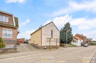 <strong>IDEALIS VASTGOED –//INVESTERING – LEVENSLANGE HUUR//<br />UITERST GOED ONDERHOUDEN EN CHARMANTE WONING OP EEN PRACHTIG, GROEN EN RUSTIG PERCEEL VAN MAAR LIEFST 6A 70CA MET LICHTRIJKE WOONKAMER, UITGERUSTE KEUKEN, 2 KNAPPE SLAAPKAMERS, BADKAMER VRIJSTAANDE GARAGE - De woning heeft een oppervlakte maar liefst +- 160m² met ruime woonkamer, uitgeruste keuken, 2 slaapkamers, badkamer én vrijstaande garage. De woning is rustig gelegen op een perceel met een opp. van 6a 70ca.</strong><br /><br /><strong>LIGGING: </strong><br />Deze woning is gelegen in een heerlijk groene omgeving in Riemst. De streek waar landelijk wonen en een vlotte bereikbaarheid hand in hand gaan. Deze charmante regio staat bekend om haar uitgestrekte velden en authentieke dorpskarakter. Op slechts enkele minuten van het bruisende Maastricht en Tongeren.<br /><br /><strong>INDELING:<br />Gelijkvloerse verdieping: </strong><br />- Royale ontvangsthal met gastentoilet en berging – uitgeruste keuken met charmante knipoog en kwalitatieve materialen en toestellen – eetkamer – woonkamer -<br /><br /><strong>Eerste verdieping/ split level:</strong><br />- Vide met inbouwkasten – badkamer voorzien van inloopdouche – slaapkamer 1 – slaapkamer 2 -<br /><br /><strong>Garage:</strong><br />Vrijstaande garage<br /><br /><strong>Tuin: </strong><br />– prachtig en volledig aangelegde tuin in goede staat van onderhoud -–<br /><br /><strong>BIJZONDERHEDEN:</strong><br />- DE WONING ZAL NIET BESCHIKBAAR ZIJN VOOR EIGEN GEBRUIK / LEVENSLANGE HUUR<br />- Verhuurd aan €650/maand (na indexatie 2026 €872,31/maand)<br />- Lopend rendement<br />- Interessante prijszetting in vergelijking met klassieke verkoopprijs<br />- Zeer goed onderhouden woning!<br />- Rustige locatie<br />- Ruim perceel<br />- Verwarmd op aardgas<br />- Bouwkundig erfgoed<br />- Asbestveilig!<br />- GEEN Renovatieverplichting<br /><br /><strong>Stedenbouwkundige Inlichtingen:</strong><br />GVG- WG - GMO – GVKR – GVV<br /><br /><strong>EPC: 377kWh/m²jaar met certificaatnummer: 20260316-0003817572-RES-2</strong><br /><br /><strong>O-peil: </strong>niet overstromingsgevoelig<br />P-score: C<br />G-score: C<br /><br /><strong>Benieuwd naar deze woning? Ons IDEALIS Team geeft U met plezier en steeds vrijblijvend de nodige informatie via e-mail , ter plaatse of op ons te Pelt.<br />Wenst U advies omtrent uw eigen woning? Graag plannen wij vrijblijvend met U een afspraak in om onze expertise met U te delen, steeds tot Uw dienst!!<br />Neem contact op met IDEALIS VASTGOED op 011/515 565 of mail naar info@idealisvastgoed.be!</strong><br />