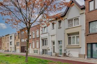 <p><span>In de Lakborslei in Deurne vind je dit volledig te renoveren huis te koop. Ze is rustig gelegen in een aangename residentiële straat, dewelke zonet vernieuwd is en geniet van een uitstekende bereikbaarheid. Dankzij de vlotte verbinding met naar de stad en het openbaar vervoer bereik je omliggende winkels, scholen en andere voorzieningen in een mum van tijd.</span></p><p><span>De woning beschikt over een </span><span>gigantische bruikbare oppervlakte van ca. 210m²</span><span> en biedt erg veel mogelijkheden. Momenteel is het pand opgedeeld als drie appartementen met telkens één slaapkamer, thans niet vergund. Een absolute troef is de </span><span>ruime, westgerichte tuin</span><span>, waar je in alle rust kunt genieten van alle rust. </span></p><p><span>Indeling</span></p><p><span>Gelijkvloerse verdieping/ deels -1 </span></p><ul><li><span>polyvalente ruimte</span></li><li><span>keuken</span></li><li><span>veranda</span></li><li><span>sanitaire voorzieningen</span></li><li><span>tuin</span></li></ul><p><span>Eerste verdieping</span></p><ul><li><span>twee kamers</span></li><li><span>keuken</span></li><li><span>sanitaire voorzieningen</span></li><li><span>terras </span></li></ul><p><span>Tweede verdieping</span></p><ul><li><span>twee kamers</span></li><li><span>keuken</span></li><li><span>sanitaire voorzieningen</span></li></ul><p><span>Troeven</span></p><ul><li><span>Topligging in een residentiële straat in Deurne</span></li><li><span>Grote, westgerichte tuin</span></li><li><span>EPC label D (geen renovatieplicht)</span></li><li><span>gekend als huis / ééngezinswoning</span></li></ul><p><span>Ben jij geïnteresseerd in dit ruim huis te koop op een toplocatie in Deurne, ben je op zoek naar ander vastgoed, een investering of wens je de waarde van jouw eigendom te kennen? Dan ben je bij BOLT immo aan het juiste adres! Wij helpen jou graag verder.</span></p>